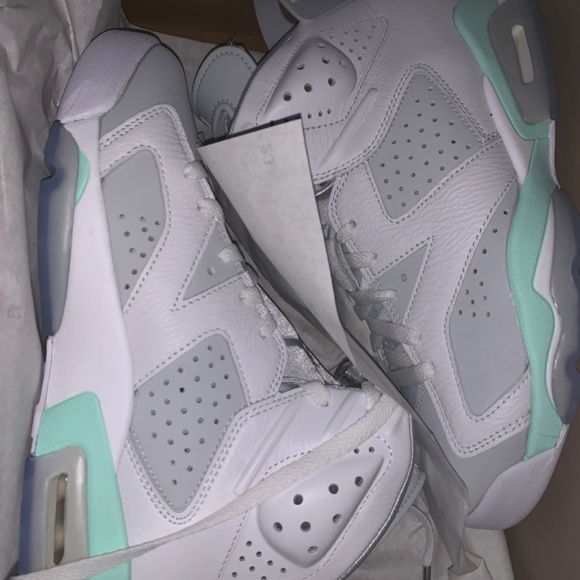 Woman’s air Jordan’s - Picture 2 of 2